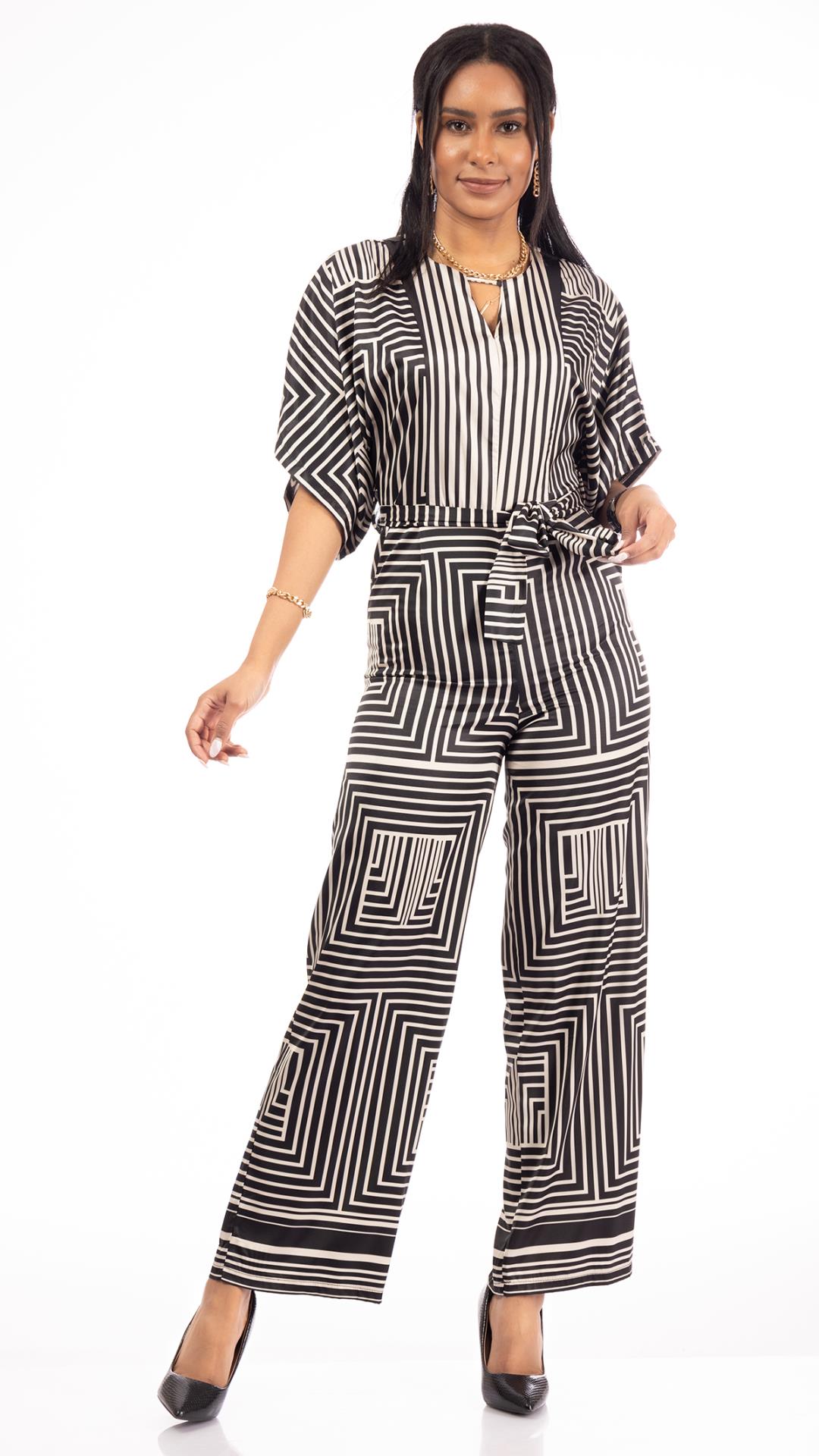 Jumpsuit decorated with lines 