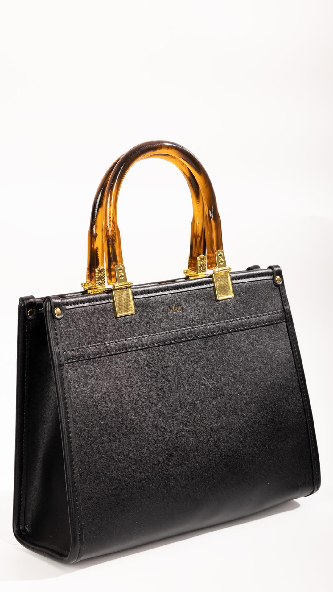 Square handbag with distinctive handle 