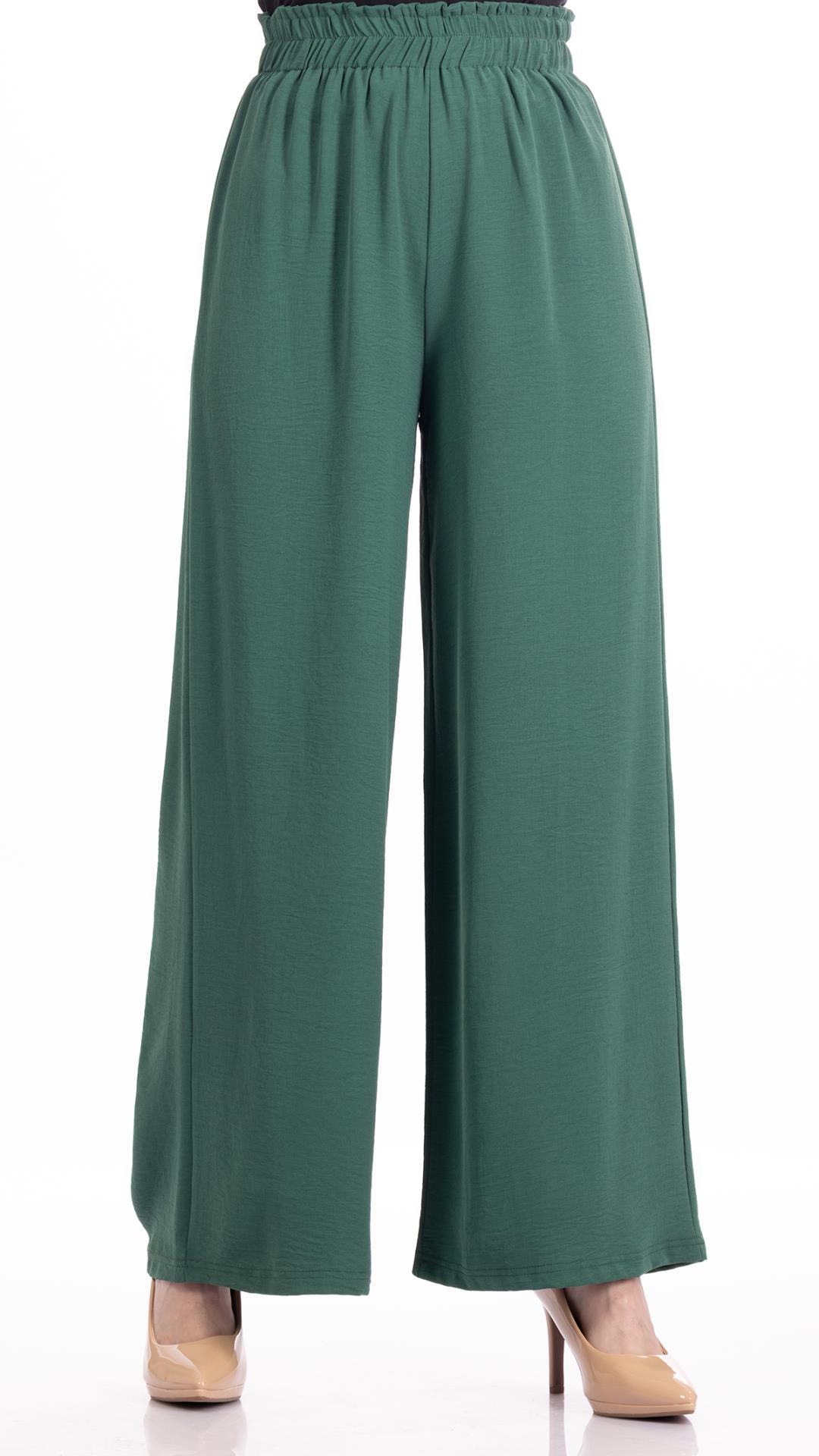 Wide trousers with a pull at the waist 